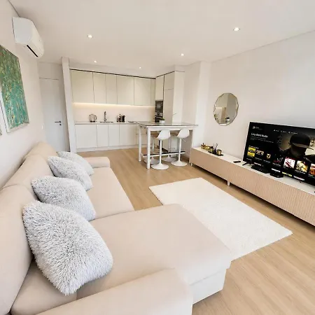 Modern Da Rocha 5 Min Walk With Pool *